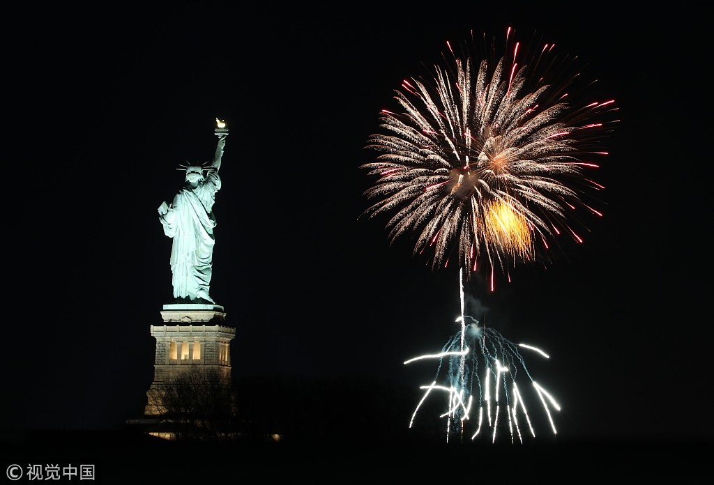 美国迎接新年 自由女神像独享烟花盛宴