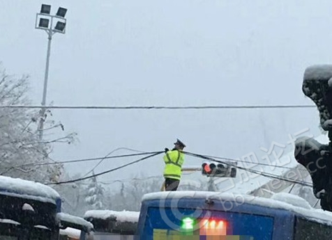 合肥交警在雪中徒手托举压落电缆一幕