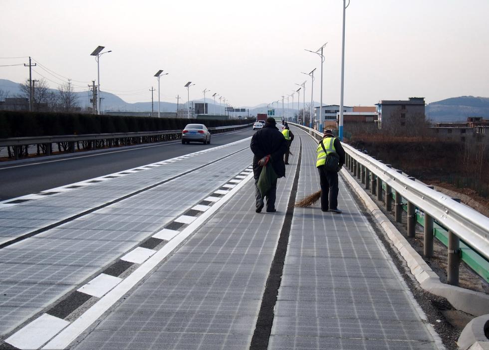 全国首条光伏高速路通车5日就遭破坏