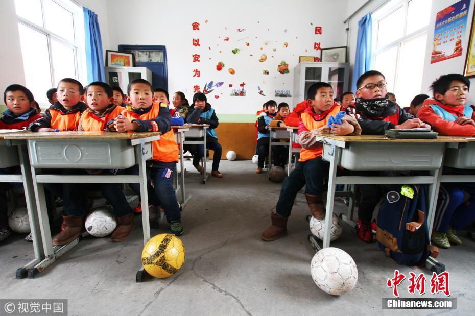 儿童足球队冒雪集训 梦想代表中国队参赛