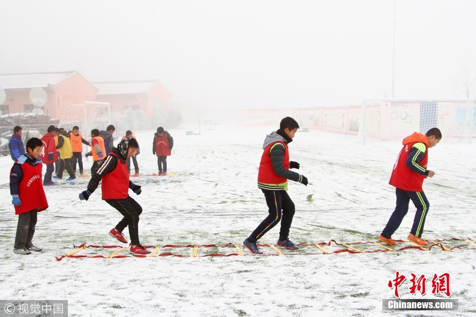 儿童足球队冒雪集训 梦想代表中国队参赛