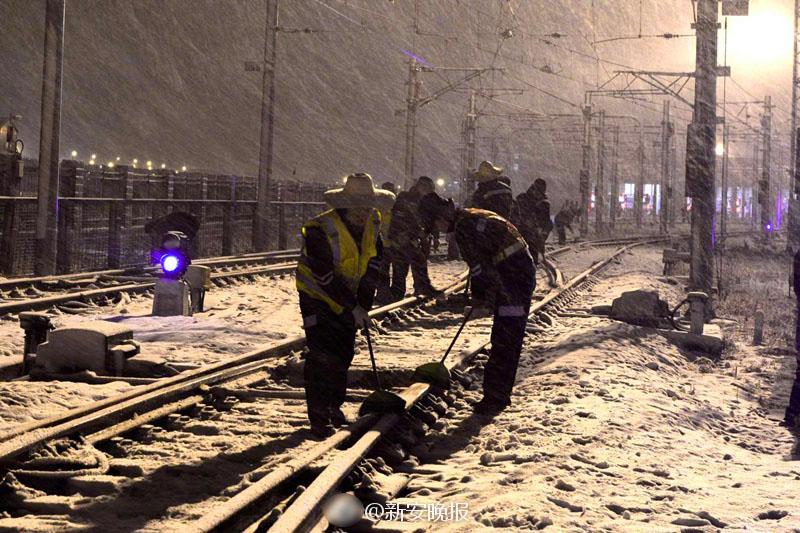 安徽暴雪致地铁客流量猛增 地铁人山人海