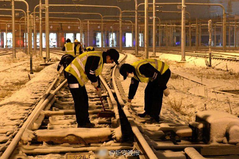 安徽暴雪致地铁客流量猛增 地铁人山人海