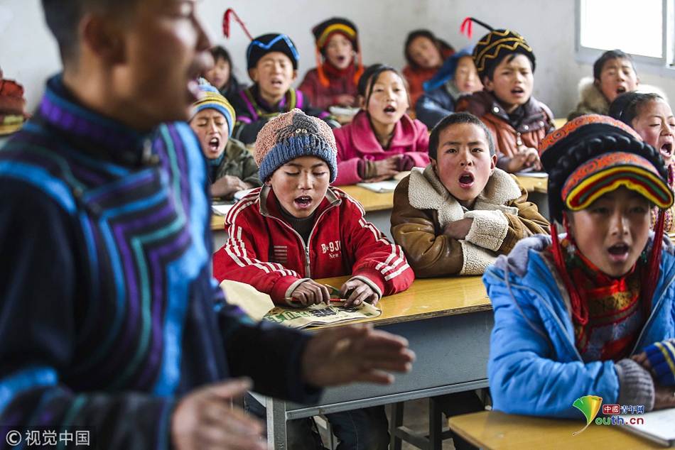彝族教师瞒家人花5万盖砖房学校 14年坚守大凉