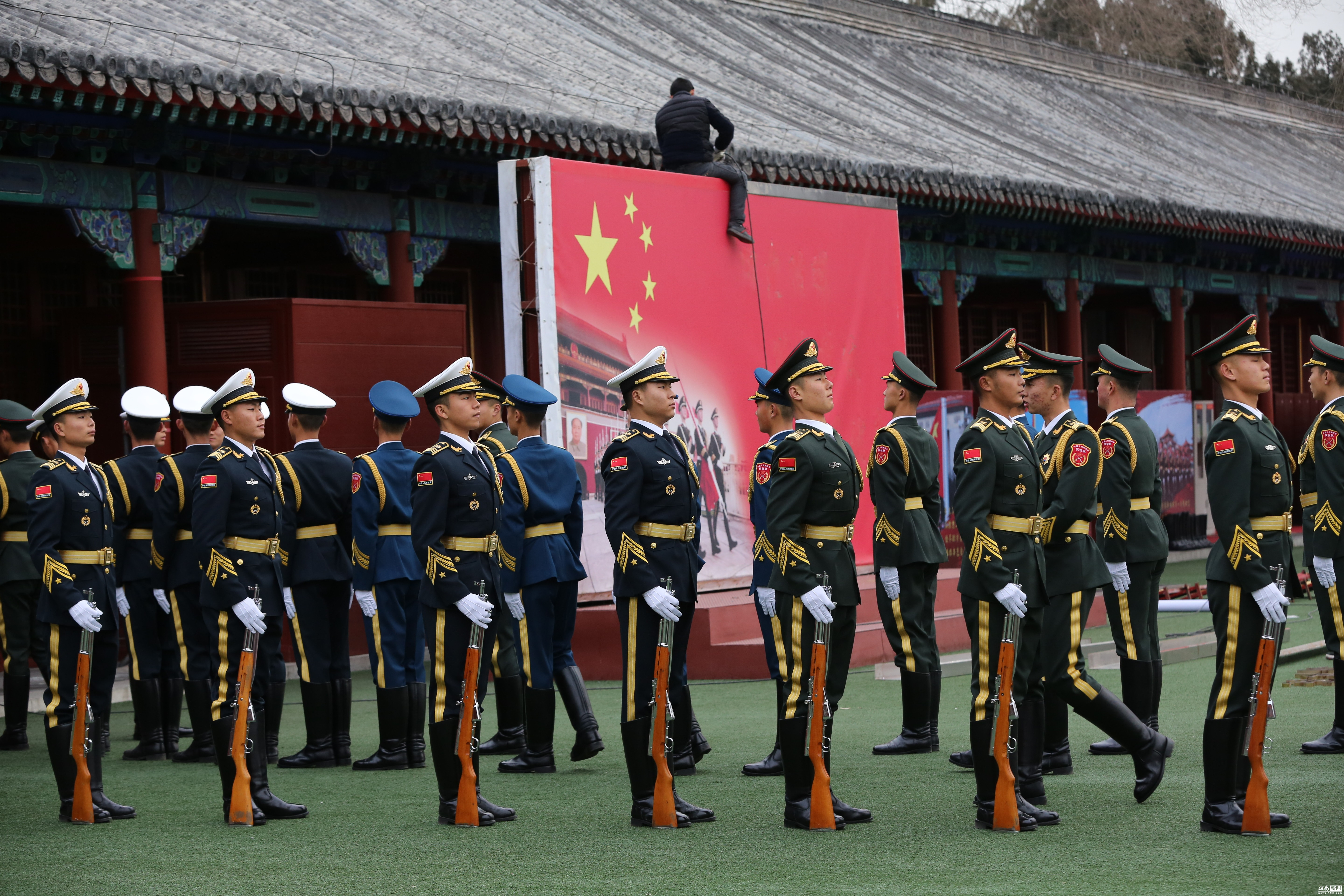 国旗护卫队驻地更背景墙 换三军仪仗队照片 - 中国网