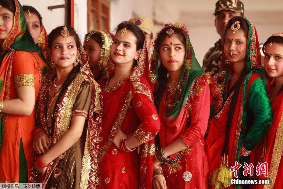 印度女性绕篝火载歌载舞庆传统节日