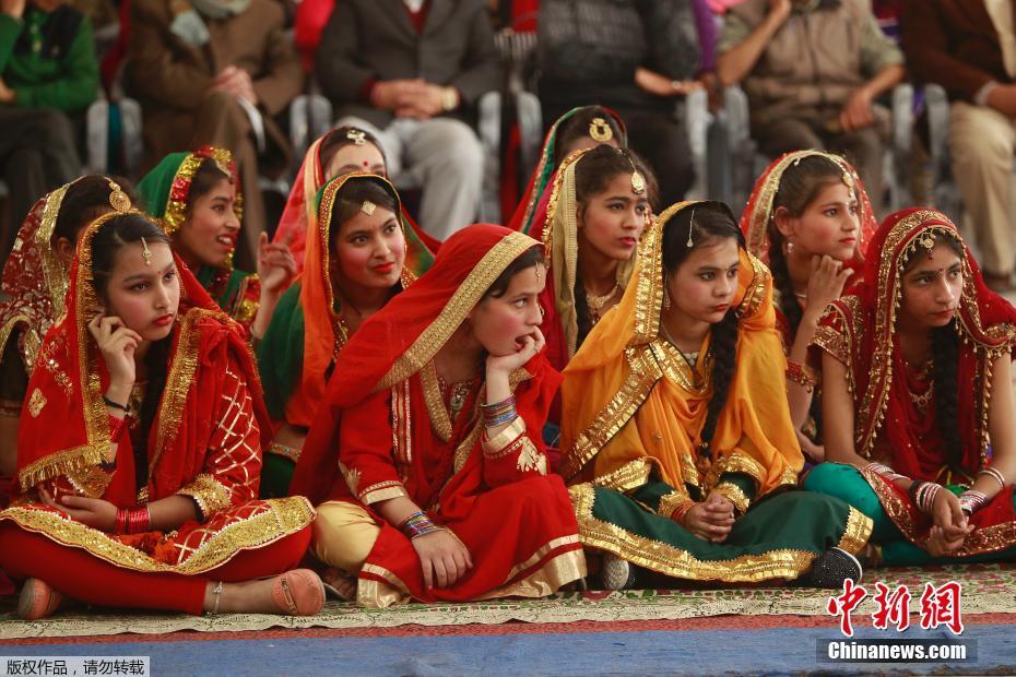 印度女性绕篝火庆传统节日