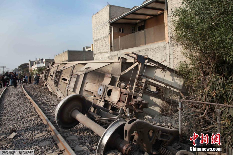 墨西哥一货运列车脱轨后撞上两所民居 5人死亡
