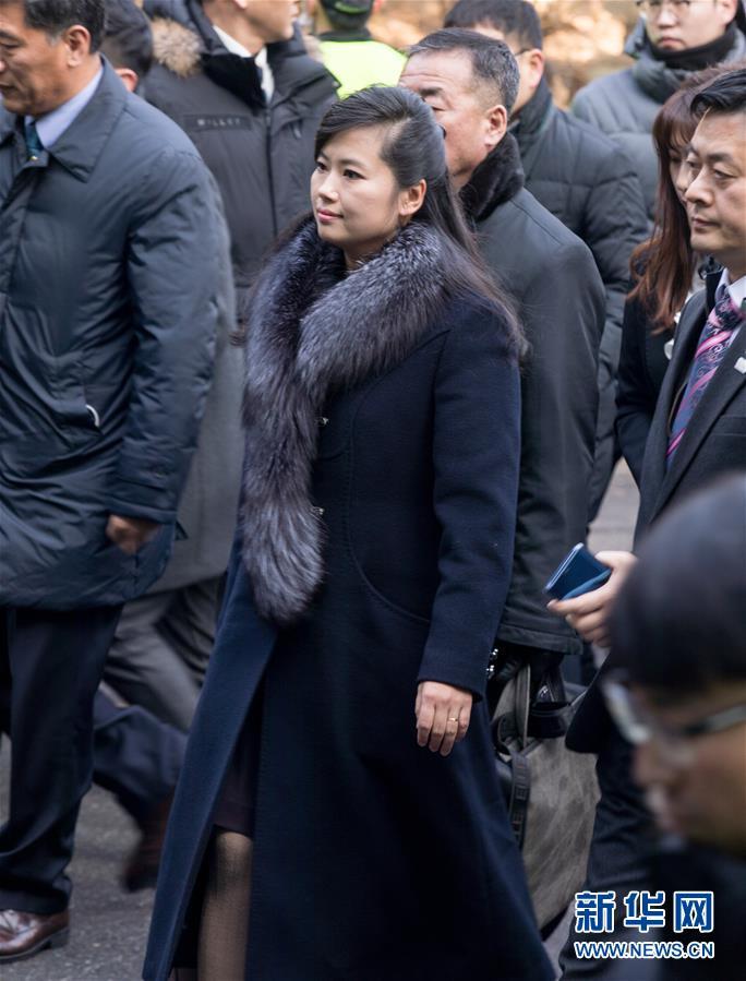 1月21日,朝鲜三池渊管弦乐团团长玄松月(中)一行在韩国首尔火车站