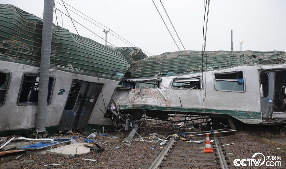 意大利一火车脱轨 致逾百人死伤