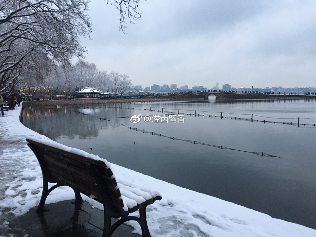 杭州大雪 民众挤满断桥一幕