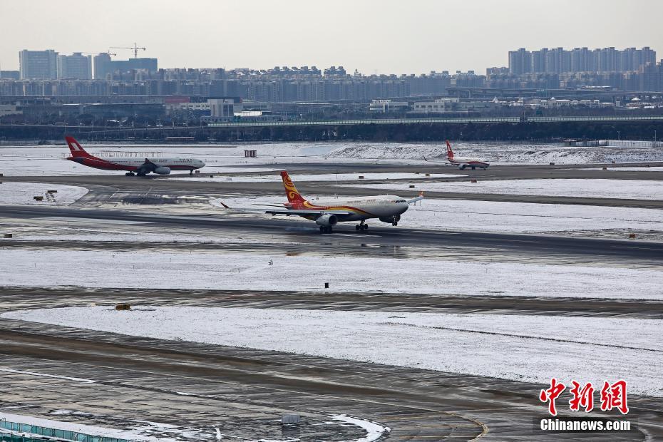 大雪过后 上海两大机场逐步恢复正常运行