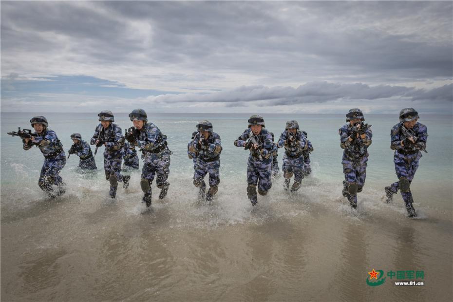 碧海蓝天下,战士们训练激情澎湃.图/文 乔宇飞 图片来源:中国军网