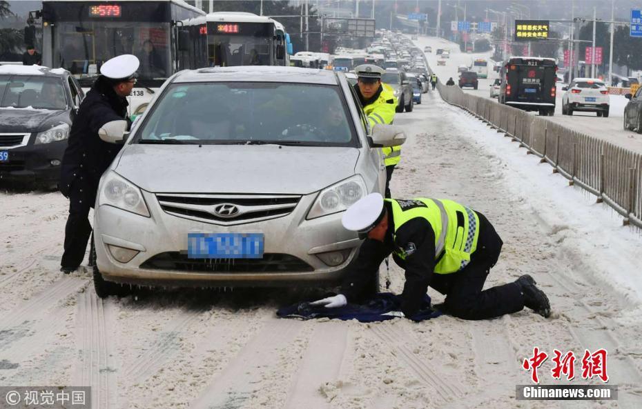 武汉交警跪在雪中推出百辆被困车辆