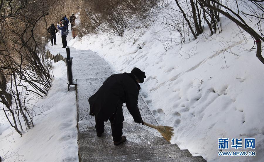 华山天险扫雪人