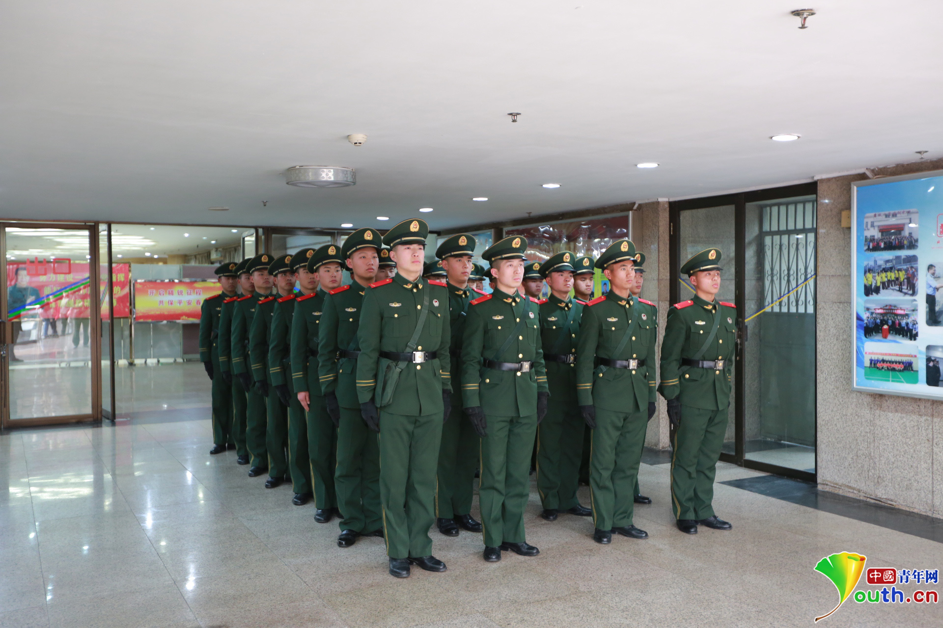 2018春运大幕开启武警北京总队机动第二支队官兵护航旅客回家路