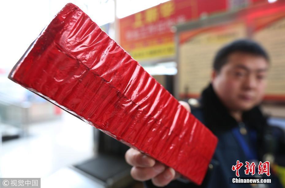 警方展示乘客携带的鞭炮等违禁物品. 图片来源:视觉中国