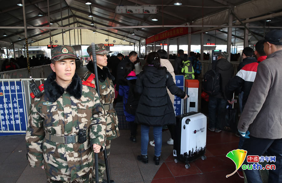说 月 日,武警广东省总队机动支队官兵在广州火车站各入口处执勤.