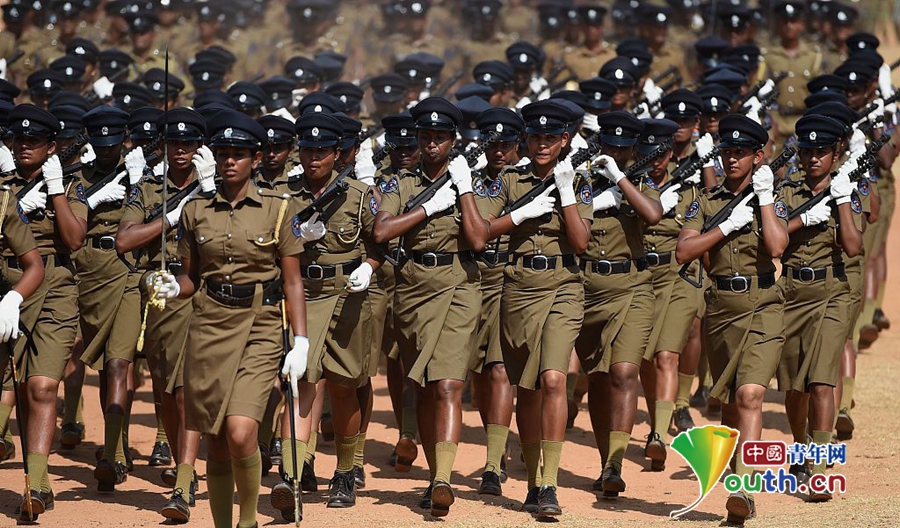 斯里兰卡举行独立日阅兵彩排 女警穿露腿裙装