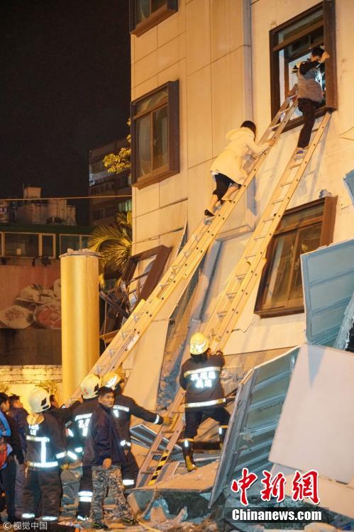 台湾花莲附近发生6.0级地震 地面震裂楼房倾倒