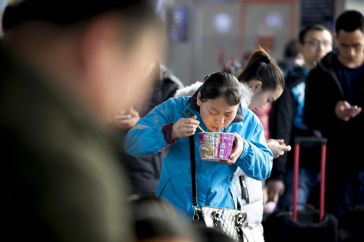 春运故事:离家饺子回家面 这碗泡面有家的味道