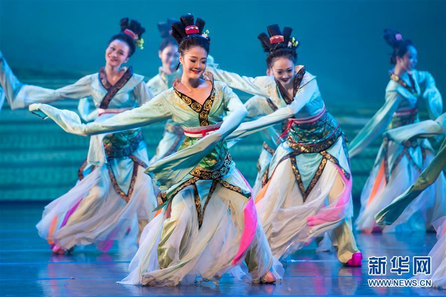 2月8日,演员在晚会上表演舞蹈"踏歌".新华社记者 张金加 摄