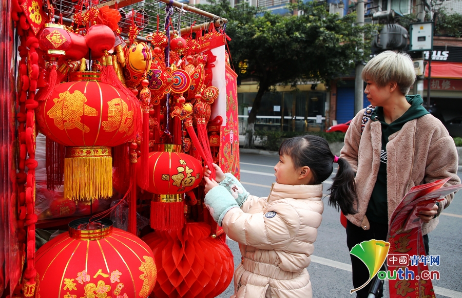 春节将至 成都街头年味浓