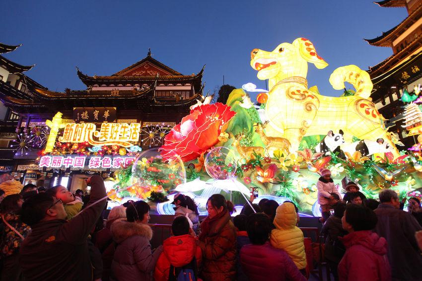 2018豫园狗年灯会吸引了众多游客和市民前往观赏。
