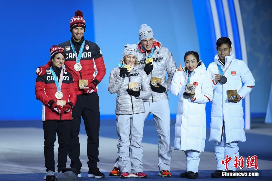 平昌冬奥会花样滑冰双人滑颁奖仪式举行 (9/9)