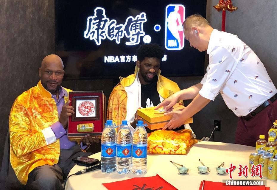 NBA全明星赛巧遇中国年 中美篮球人包饺子度