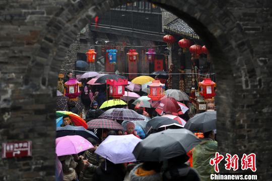 （新春见闻）长江中下游地区持续阴雨难挡民众出游兴致