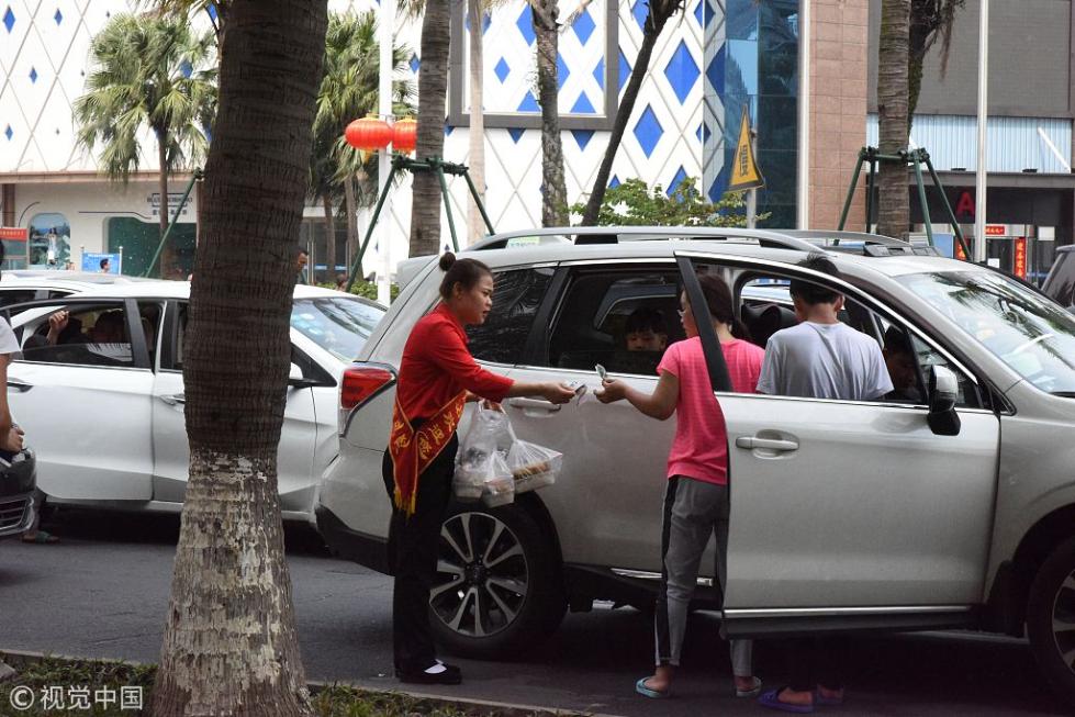 海南滞留过海车超万辆 游客在路边扎起帐篷