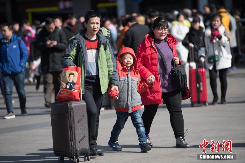 春节假期收尾 火车站迎来返程高峰