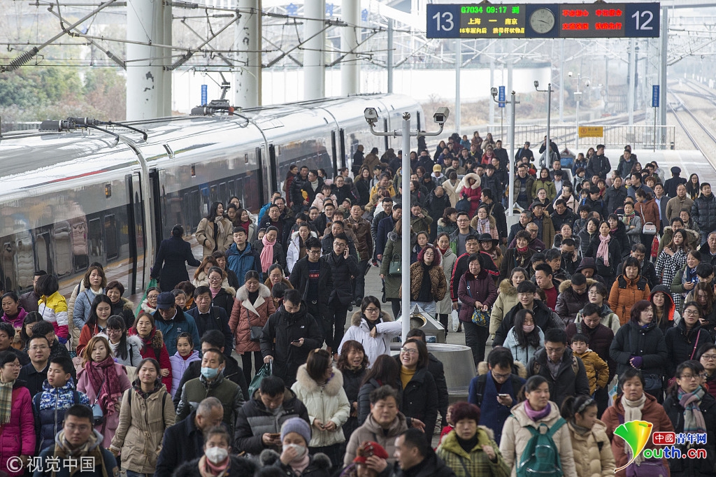 2018年2月21日,南京,旅客在南京火车站下车.