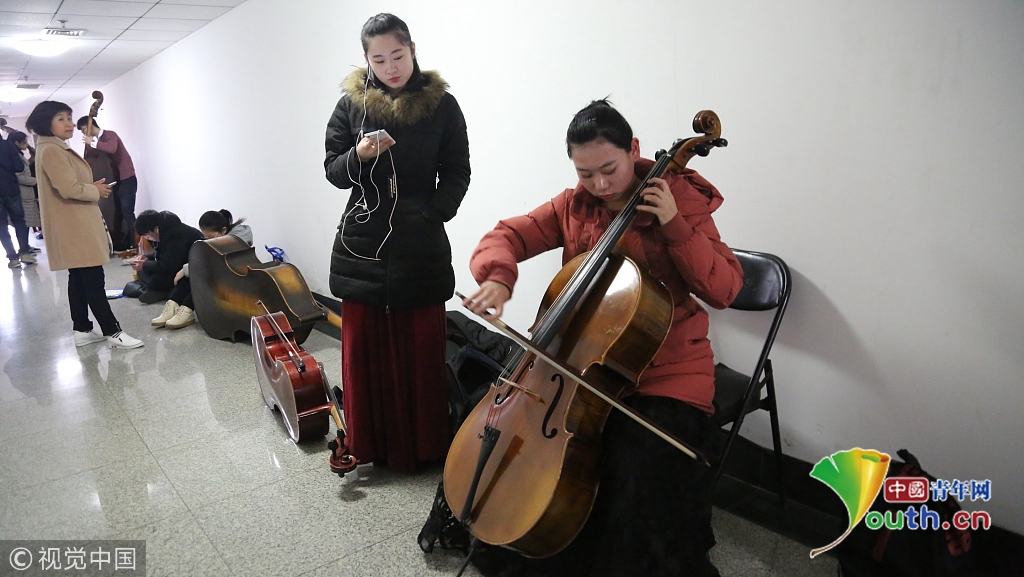 艺考楼道秒变 演唱会 各类乐器齐上阵