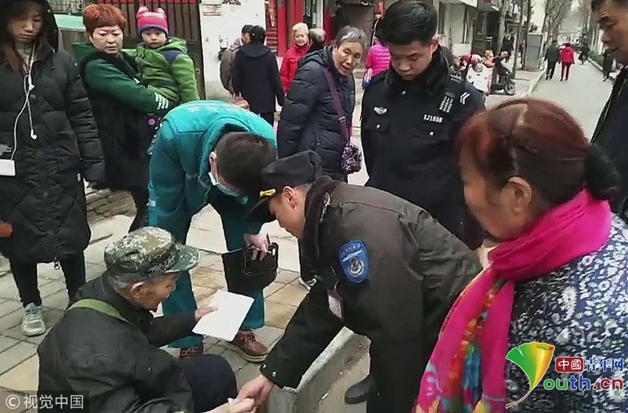 老人没吃早餐晕倒街头 护士跑步买来早餐送给老人