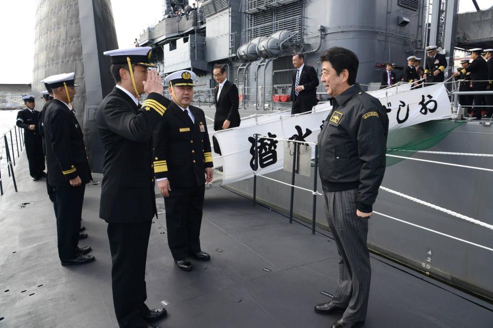 安倍高调视察日本横须贺军港 登上潜艇视察