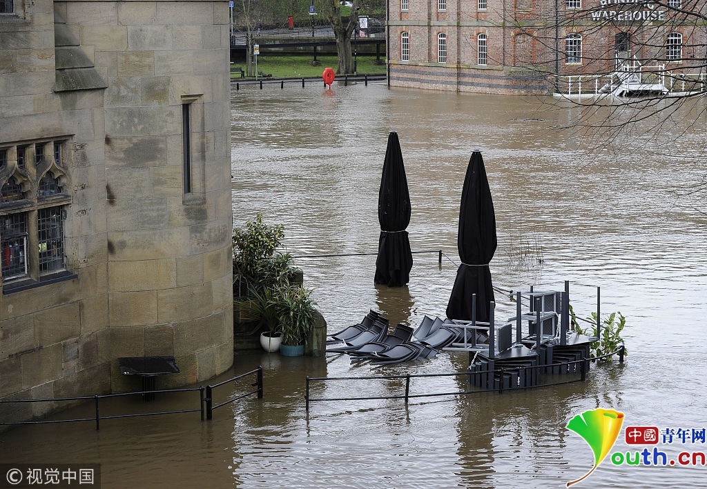 英国多地发出洪水警报 降雨致多条河流决堤