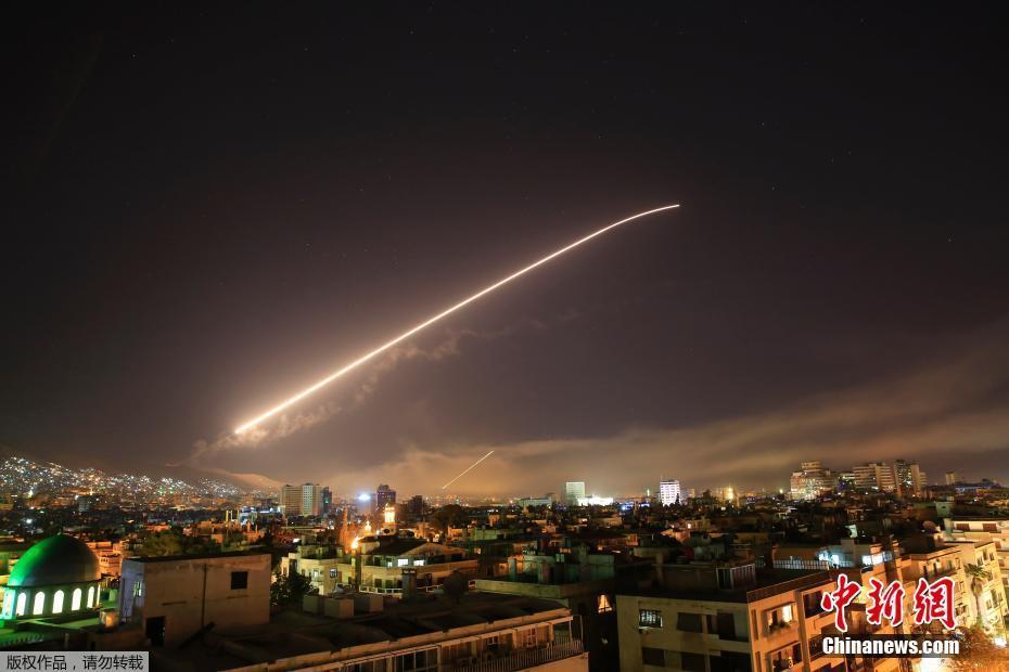 美国宣布对叙利亚实施精确打击 叙首都浓烟滚