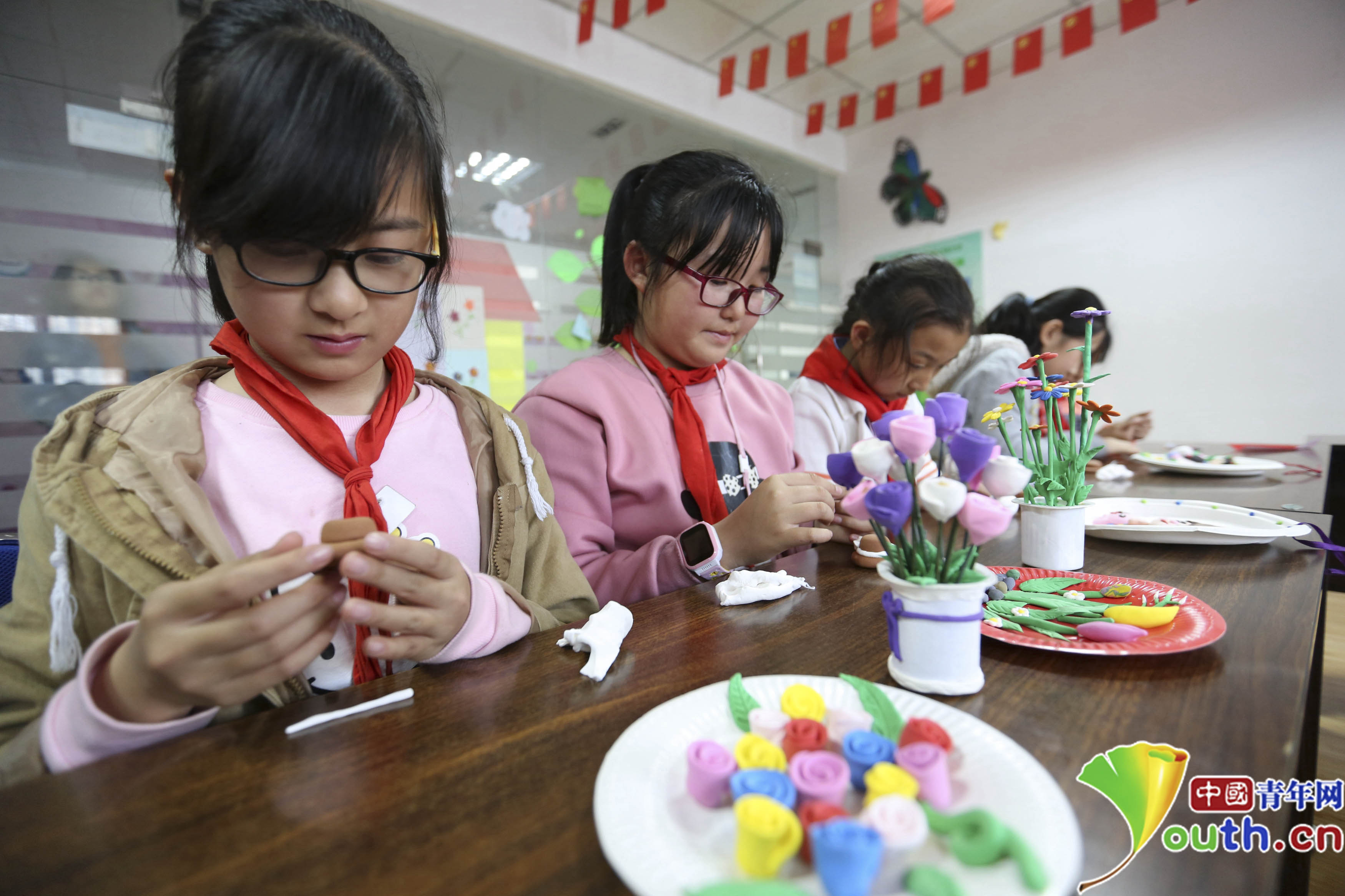 4月18日,小学生徐睿(左)在制作面塑.通讯员 张进刚 摄