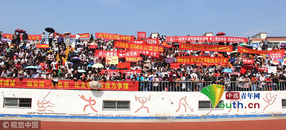 4日,在河南省温县一中,众多高三学生家长现场见证,助阵孩子的成人仪式