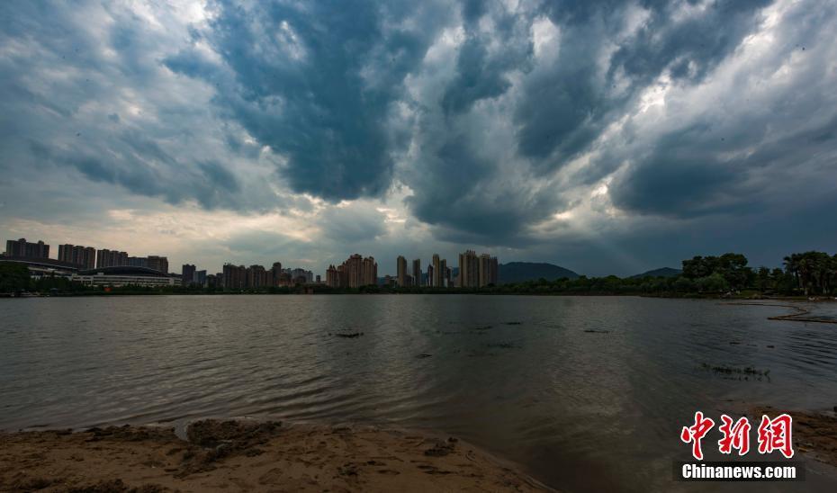 强对流天气来袭 江西新余上空风云变幻