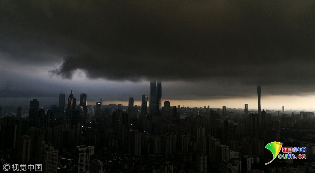 广州发布雷雨大风和暴雨黄色预警 黑云压境一