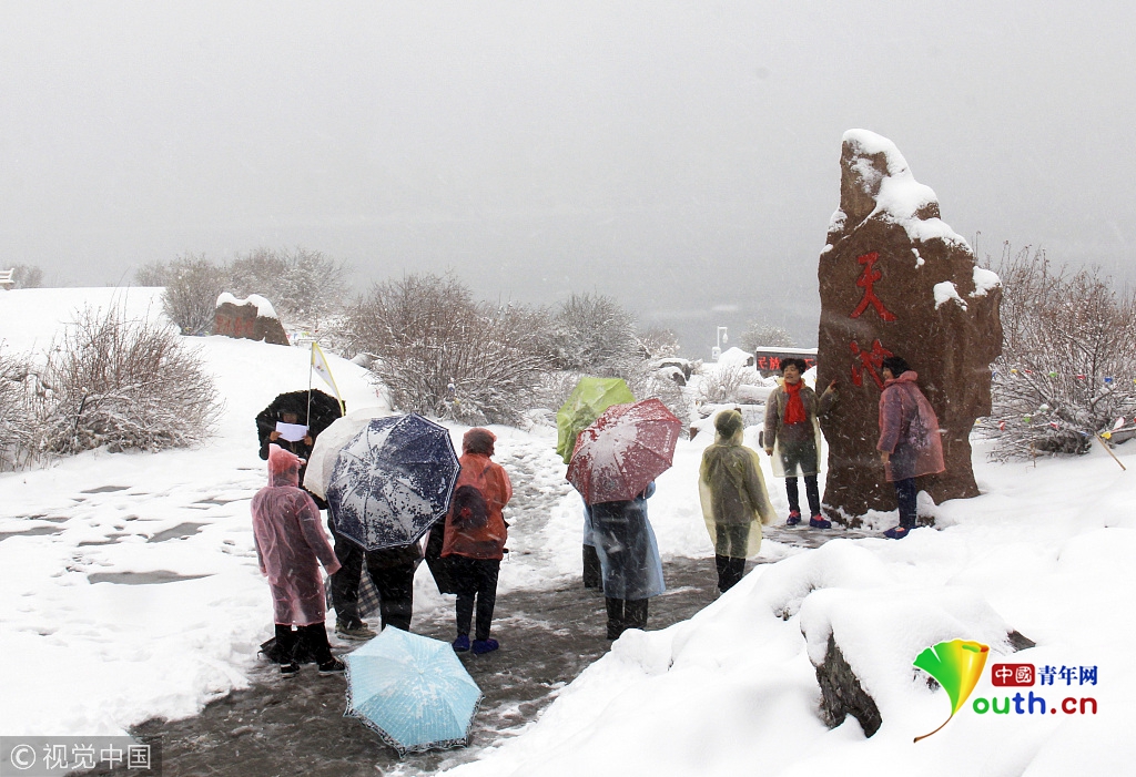 天池景区迎来雨雪天气 游客天山深处赏雪景