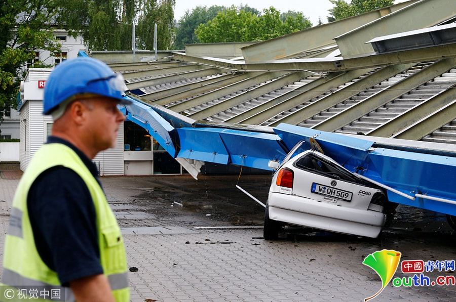 德国遭遇暴雨天气 加油站屋顶被掀翻