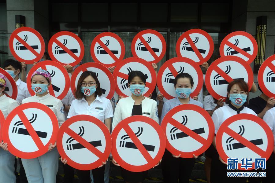 江苏扬州：行为艺术劝戒烟