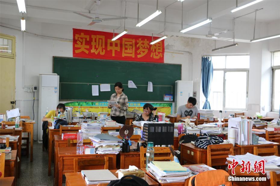 柳州市铁一中学高三班级贴有"实现中国梦"励志标语.林馨 摄