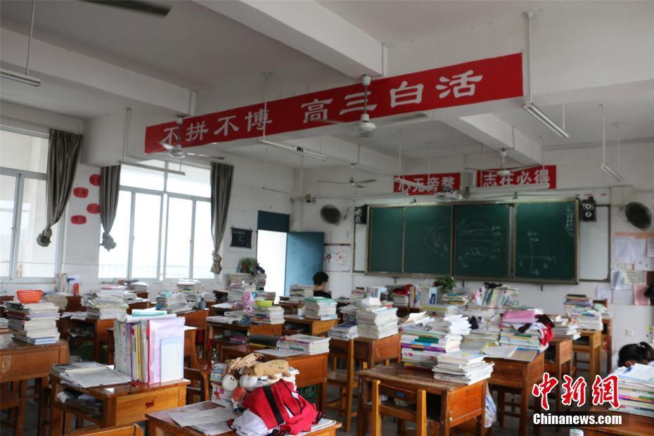 广西高中悬挂励志横幅激励考生_新闻频道__中国青年网