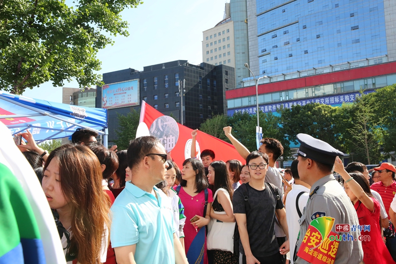 2018年全国高考首日 直击北京人大附中考点送