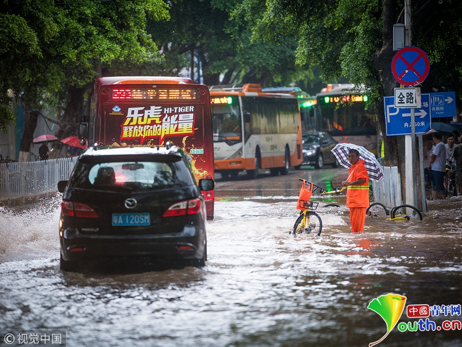 台风艾云尼致广州暴雨 多处水浸街
